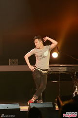 组图：苏打绿演唱会脱衣助兴 王菀之任嘉宾献唱