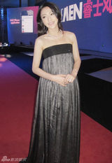 组图：秦岚出席时尚派对 从容大气演绎“优雅女王”