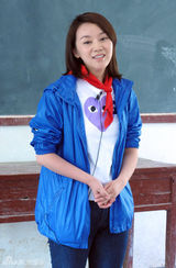 幻灯图：闫妮远赴山区 探访希望小学担任支教老师 