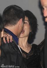 幻灯图：张曼玉烟不离手 与老外拥抱贴面秀美背