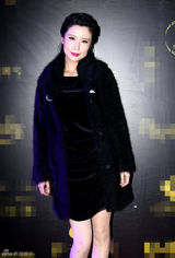 组图：荆希西助阵慈善拍卖 简约黑裙凸显气质