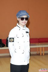 组图：草蜢送伊健结婚祝福 容祖儿望跟男友拜年