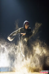 组图：吴建豪6月发新专辑 洒金粉秀功夫舞蹈