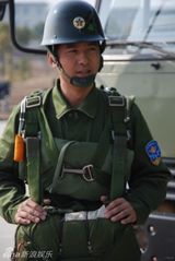 幻灯组图：郭晓冬《成长》高空跳伞 被赞姿势标准