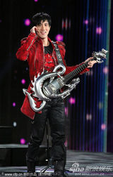 组图：王力宏李云迪春晚表演创意钢琴