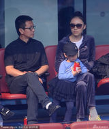 组图：任静付笛生全家观看中网 21岁儿子帅气