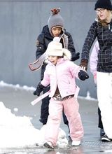 组图：休-杰克曼带孩子玩雪 小艾娃骑单杠玩得疯