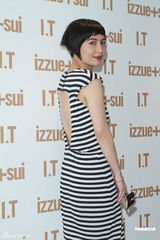 组图：徐濠萦郑希怡何超仪获邀走秀 潮装扮超个性