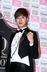 高清组图：东方神起巡演启动 首尔站亮相西装帅气