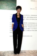 组图：陈燃短发亮相时尚设计展简约造型显个性