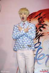 组图：Henry出专辑会粉丝 陪“老婆”过情人节