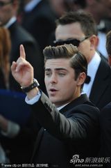 组图：埃夫隆库萨克等现身《报童》红毯