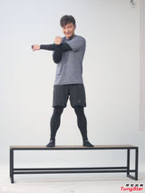 组图：杨采妮梁咏琪示范瑜伽动作 倡导健康生活