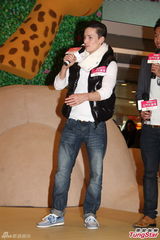 高清图：马塞尔-越会香港粉丝 劈腿空翻展身手