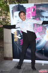 组图：明道纪佳松拼厨艺 展现新好男人一面