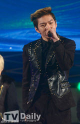 组图：韩女团AOA性感玩湿身 BTOB劲歌热舞