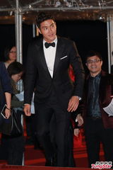 组图：韩星崔始源走上红毯 挥手致意笑容灿烂