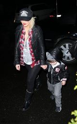 组图：克里斯蒂娜与男友甜蜜用餐 爱子超萌可爱