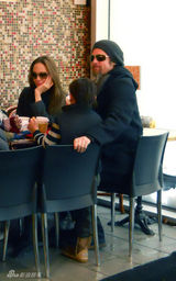 幻灯图集：茱莉和皮特带四个孩子郊游 享用午餐 