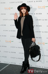 组图：李孝利朴诗妍等魅力亮相助阵时装展