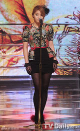 组图：韩团少女时代露小蛮腰 新曲打榜三连冠