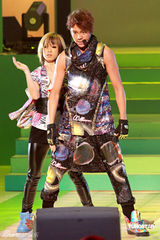 幻灯图：容祖儿豹纹装录影 王菀之穿出旧上海风情 