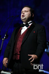 组图：众星捧场爱庭院艺术节 Raina担任主持