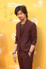 组图：陈柏霖亮相北影节 长发蓄须造型帅酷迷人