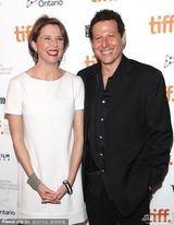 组图：《爱情的模样》首映 安妮特知性亮相