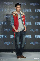 组图：张钧甯携周汤豪走秀 称与何润东不来电