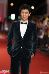 组图：陈柏霖率性亮相金钟红毯 对得奖与否淡定