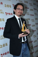 高清图：群星中歌榜后台亮相展示奖杯