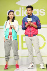 组图：Angelababy与彭于晏运动装活力十足