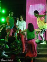 组图：吉杰西昌慈善演唱会 谭维维带病助阵