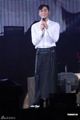 组图：张智霖个唱动情流泪 郭富城张柏芝助阵 