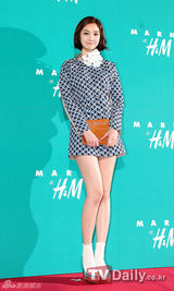 组图：SJ利特东海与少时秀英朴宰范等盛装亮相