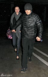 高清组图：奥兰多-布鲁姆秀恩爱 精灵王子护大肚娇妻