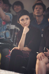 组图：袁泉酒红裙装优雅亮相巴黎秀场