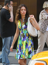 组图：艾米-罗森印花连衣裙展夏日风情