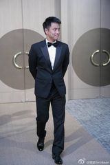 组图:关颖婚礼照爆乳出镜 伴娘团美艳