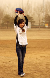 幻灯：田中千绘不畏沙尘 为首届全民棒垒联盟开球