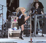 组图：艾薇儿广州会歌迷 卖力跳唱证未怀孕