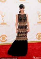 组图：《新闻编辑室》康斯坦斯-古默亮相艾美