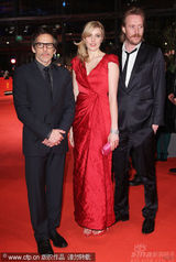 幻灯：本-斯蒂勒《格林伯格》首映 红裙女主角亮丽