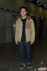 组图：张智霖袁咏仪亮相佛法盛典 祈愿身体健康