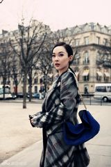 组图：霍思燕巴黎时装周街拍 简约复古百变动人