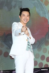 组图：庾澄庆开千万跑车贺新节目开播 小燕姐助阵