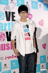 组图：胡夏抱病出席公益活动 为地震灾区献爱心