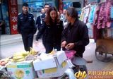 组图：四川现“城管女神” 面带微笑劝小贩