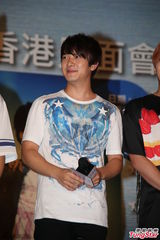 组图：美男乐团FTIsland亮相 与粉丝亲昵击掌